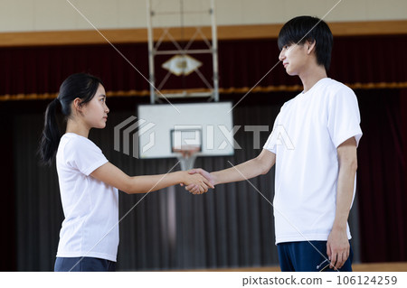 努力參加社團活動的高中生男女 106124259