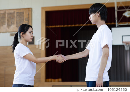 努力參加社團活動的高中生男女 106124260