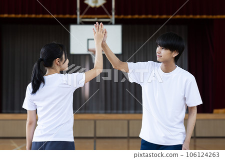 High school boys and girls who work hard at club activities 106124263