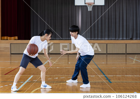 High school boys and girls who work hard at club activities 106124268