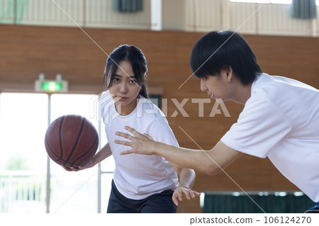 努力參加社團活動的高中生男女 106124270