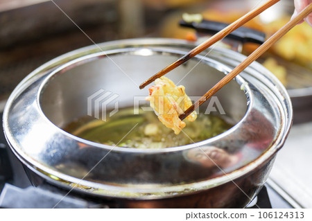 Fry the kakiage in a tempura pan 106124313