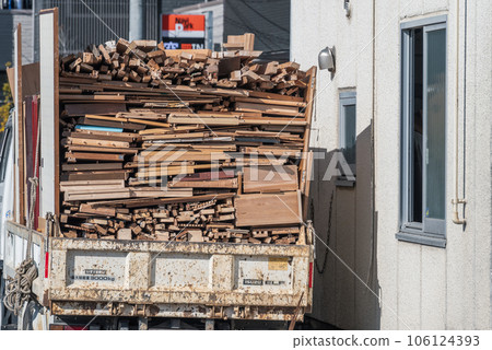 卡車收集拆除工作中的廢木材 106124393