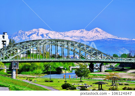 Hokkaido Asahikawa City Asahi Bridge and Daisetsuzan mountain range 106124847