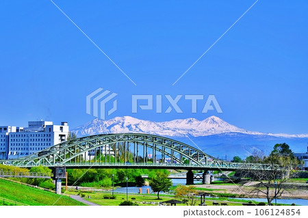 Symbols of Asahikawa, Hokkaido Asahi Bridge and the Daisetsuzan mountain range Symbols of Asahikawa, Hokkaido Asahi Bridge and the Daisetsuzan mountain range 106124854