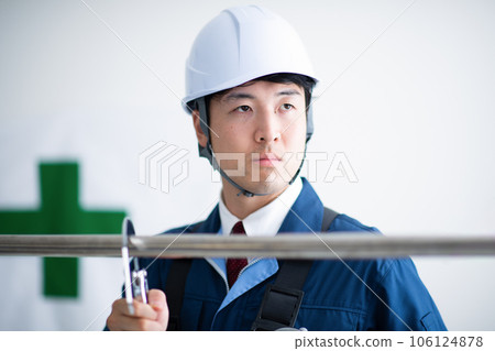 一名男子佩戴全套安全帶式防墜落裝置的安全圖像 106124878