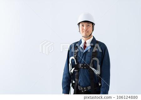 一名男子佩戴全套安全帶式防墜落裝置的安全圖像 106124880