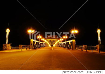 北海道旭川的象徵——旭橋的夜景 北海道旭川的象徵——旭橋的夜景 106124999