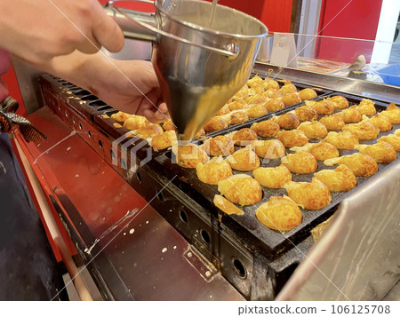 Image of making takoyaki at a takoyaki shop 106125708