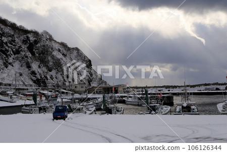 北方漁港被雪掩埋 北方漁港被雪掩埋 106126344