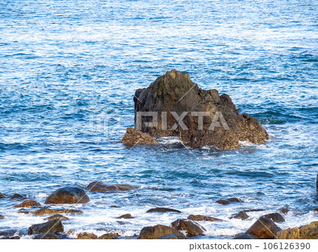 岩石和藍色的大海。夏季(八月)太平洋海岸。 岩石和藍色的大海。夏季(八月)太平洋海岸。 106126390