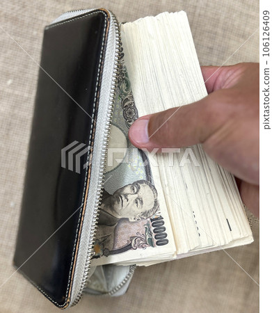 錢包裡裝著一捆 10,000 日元的鈔票 錢包裡裝著一捆 10,000 日元的鈔票 106126409