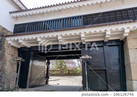 Aizuwakamatsu City, Fukushima Prefecture Tetsumon, the front gate of Aizuwakamatsu Castle in spring when the cherry blossoms are in bloom 106126748