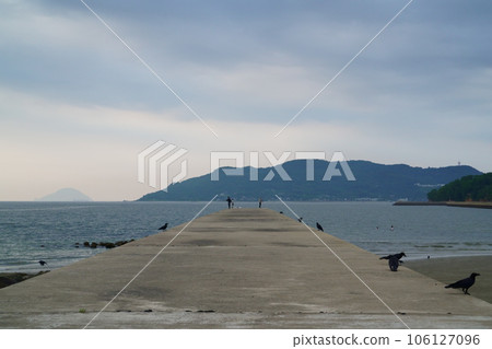 防波堤延伸到平靜的海面 106127096