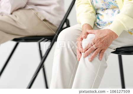 Knee joint pain Senior woman Knee joint pain Senior woman 106127509