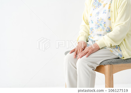 Knee joint pain Senior woman 106127519