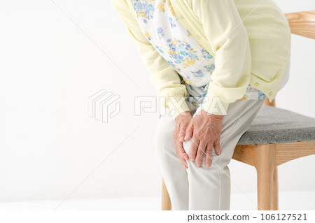 Knee joint pain Senior woman Knee joint pain Senior woman 106127521