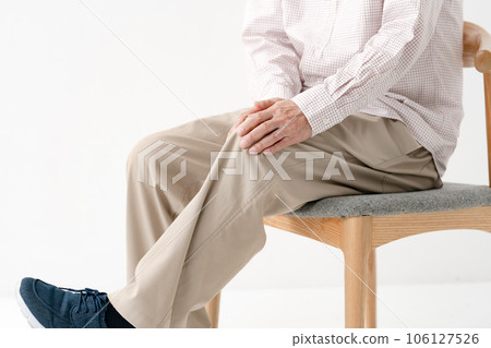 Knee joint pain senior man 106127526