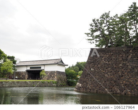Scenery of the Imperial Palace moat and Sakuradamon Gate 106127964