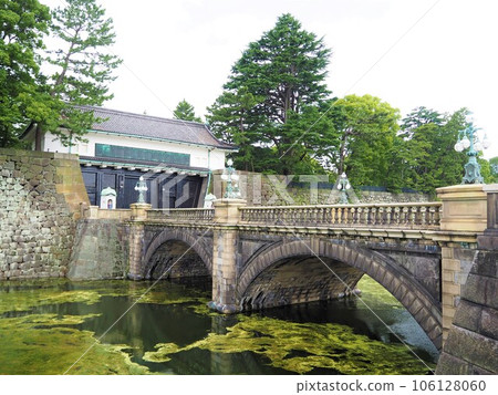 Scenery of the Nijubashi Bridge, a sightseeing spot in the Imperial Palace Gardens Scenery of the Nijubashi Bridge, a sightseeing spot in the Imperial Palace Gardens 106128060