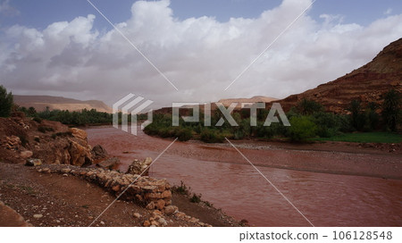 Ajt-Ben-Haddou, Morocco on the Azif Ownira River the day after a storm 106128548