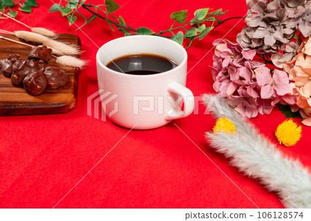 紅地毯上放著咖啡和巧克力，上面放著冬日干花 106128574