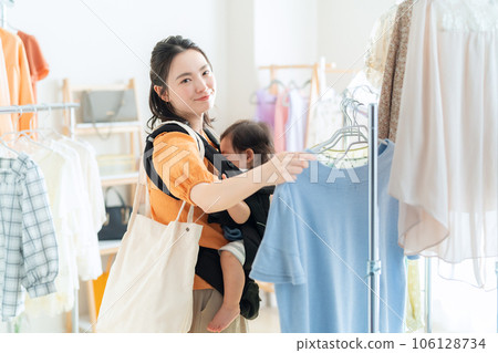 Young parents and children shopping at the store 106128734