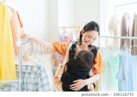年輕的父母和孩子在商店購物 106128735