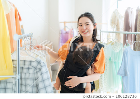 年輕的父母和孩子在商店購物 106128736