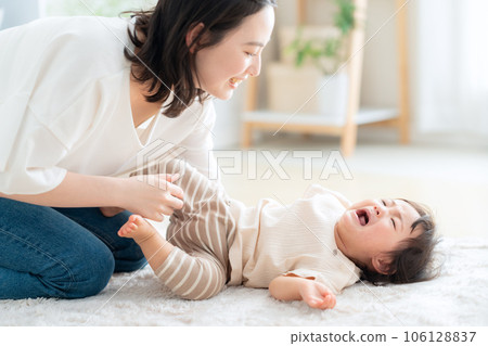 Mother playing with baby in the living room 106128837