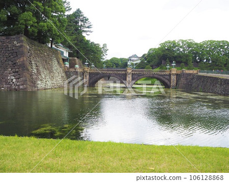 Scenery of the Nijubashi Bridge, a sightseeing spot in the Imperial Palace Gardens 106128868