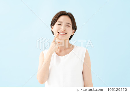 美麗的女人指著 106129250