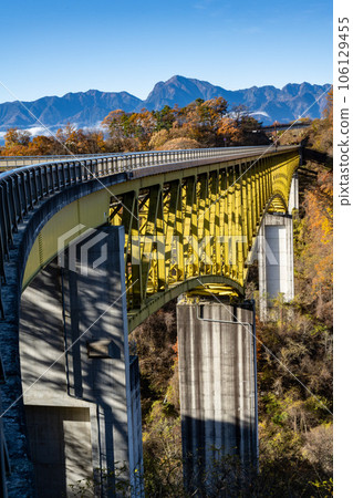 Overpass and autumn leaves illuminated by the autumn sky 106129455