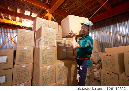 工作在倉庫的男性職員 106130822