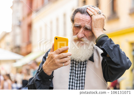 Surprised elderly old man use smartphone loses, bad news, fortune loss, fail outdoors in city street 106131071
