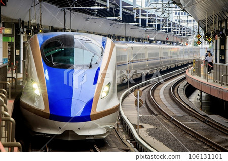 北陸新幹線列車在東京站等待出發 北陸新幹線列車在東京站等待出發 106131101