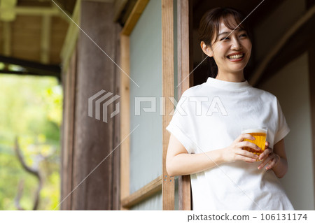 在門廊上喝啤酒的女人 106131174
