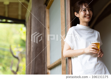 在門廊上喝啤酒的女人 106131175