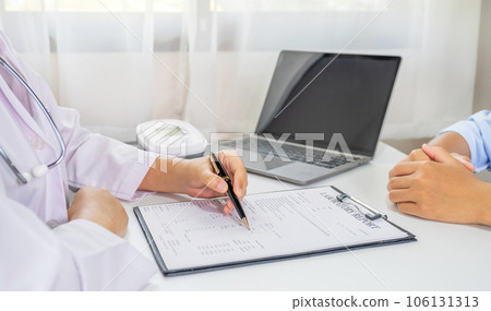 Doctor hand holding pen and explained examination results to the patient man, healthcare and medical checkup concept 106131313