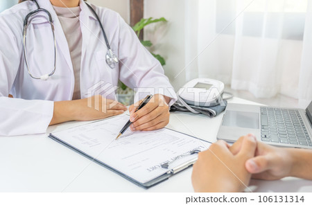 Doctor hand holding pen and explained examination results to the patient man, healthcare and medical checkup concept 106131314