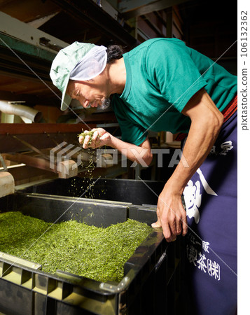 資深茶藝師在茶廠檢查生茶香氣 106132362