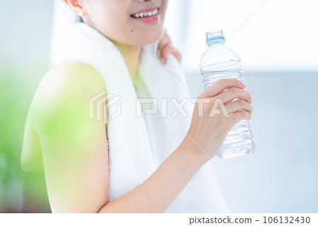 Women who hydrate after exercise Women who hydrate after exercise 106132430