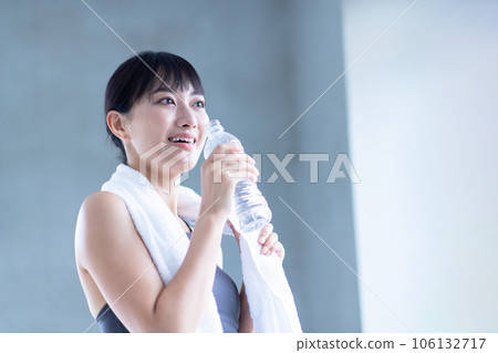 在運動期間補充水分的女性 106132717