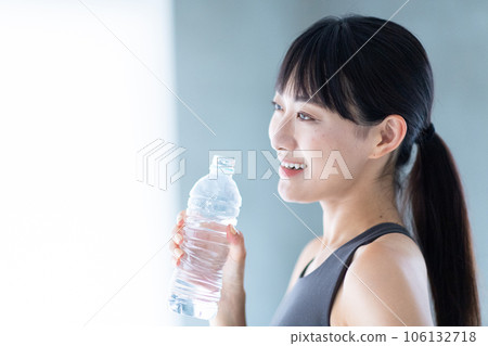 在運動期間補充水分的女性 106132718