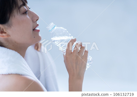 在運動期間補充水分的女性 106132719