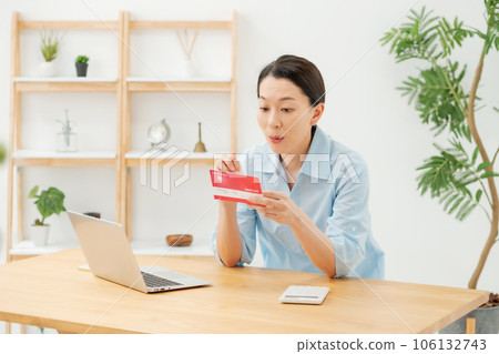 一個女人很高興看到一本存摺 一個女人很高興看到一本存摺 106132743