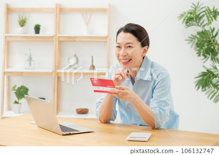 A woman glad to see a passbook A woman glad to see a passbook 106132747