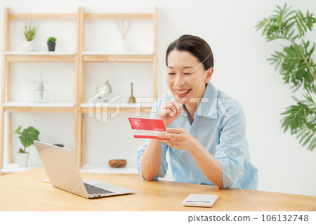 A woman glad to see a passbook A woman glad to see a passbook 106132748