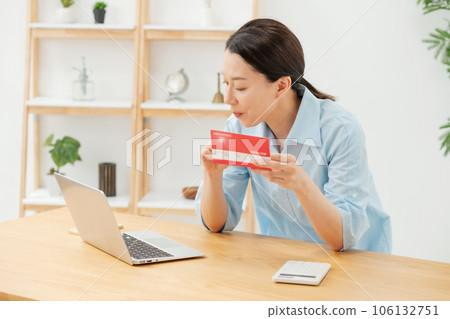 A woman glad to see a passbook 106132751