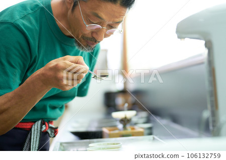 巴氏殺菌師在檢驗室對日本茶進行感官測試 106132759